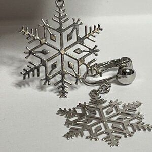 VTG AVON Silver-Tone Snowflake Dangle Clip-On Earrings Winter Christmas